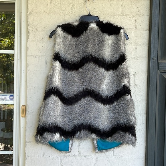 Anthropologie Elevenses Shaggy Black/Gray Chevron Striped Faux Fur Vest Small - Picture 6 of 12